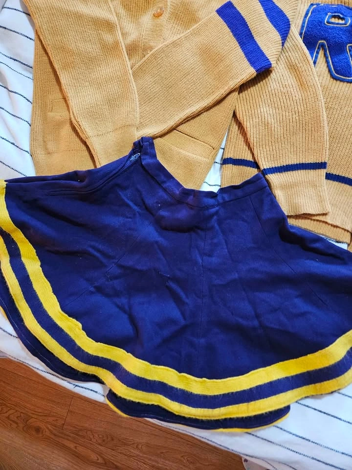 Cheerleader Costume Size 7-10 - photo 4