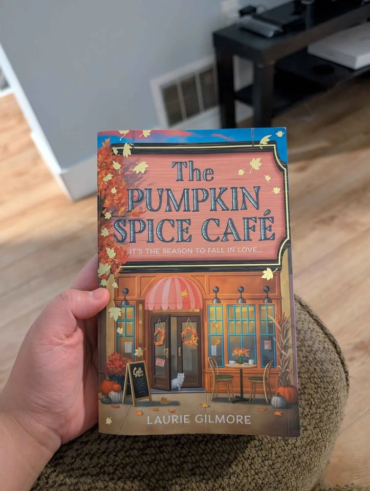The Pumpkin Spice Cafe by Laurie Gilmore book - photo 2