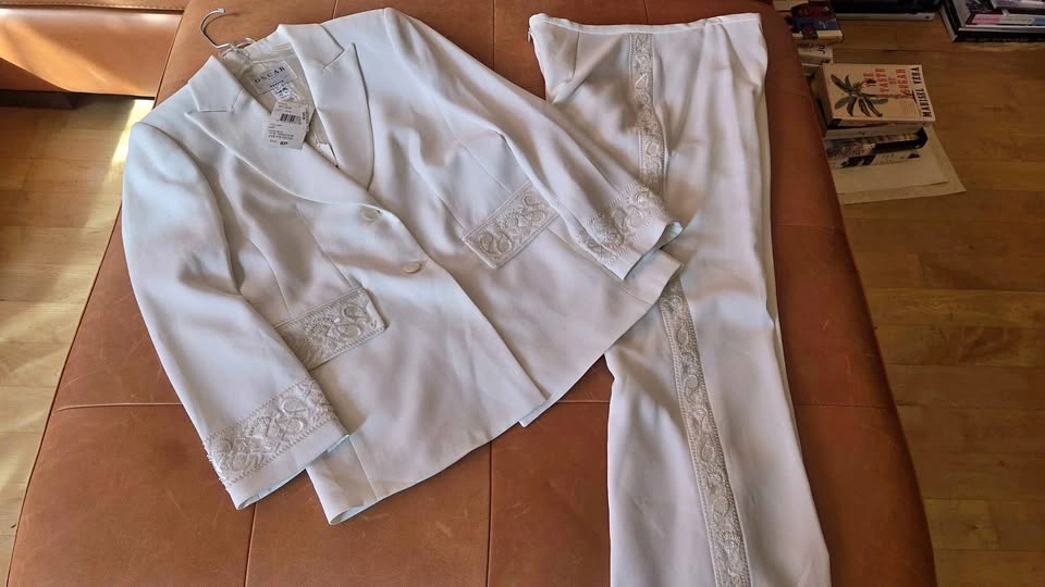 Beautiful Beaded Oscar de LaRenta SUIT NwTags