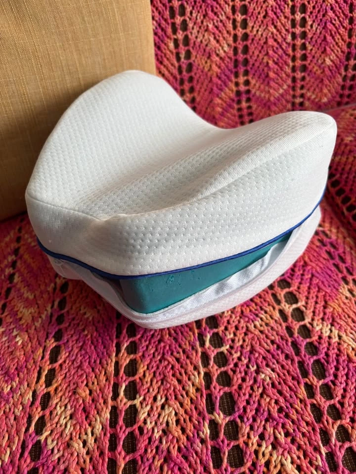 Orthopaedic support cushion for knees, legs or spine - photo 2