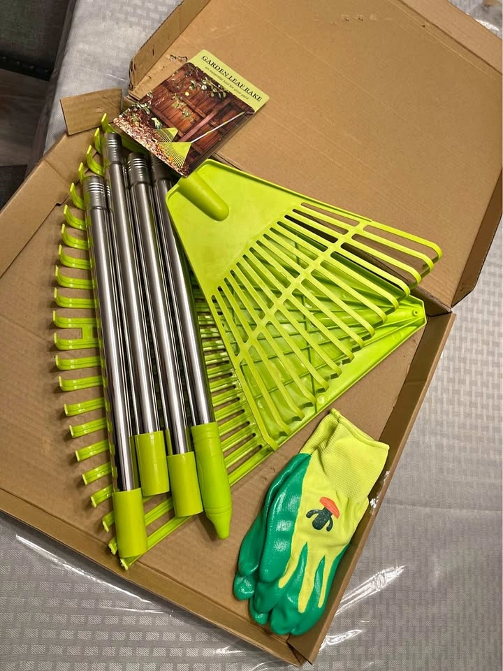 Leaf Rake with Gloves