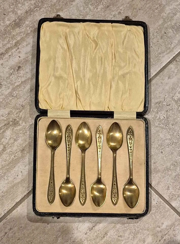 Vintage gold-tone spoons, set of 6 in original case