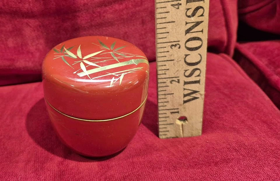 Red Lacquer container with gold for tea ceremony (Skokie)
