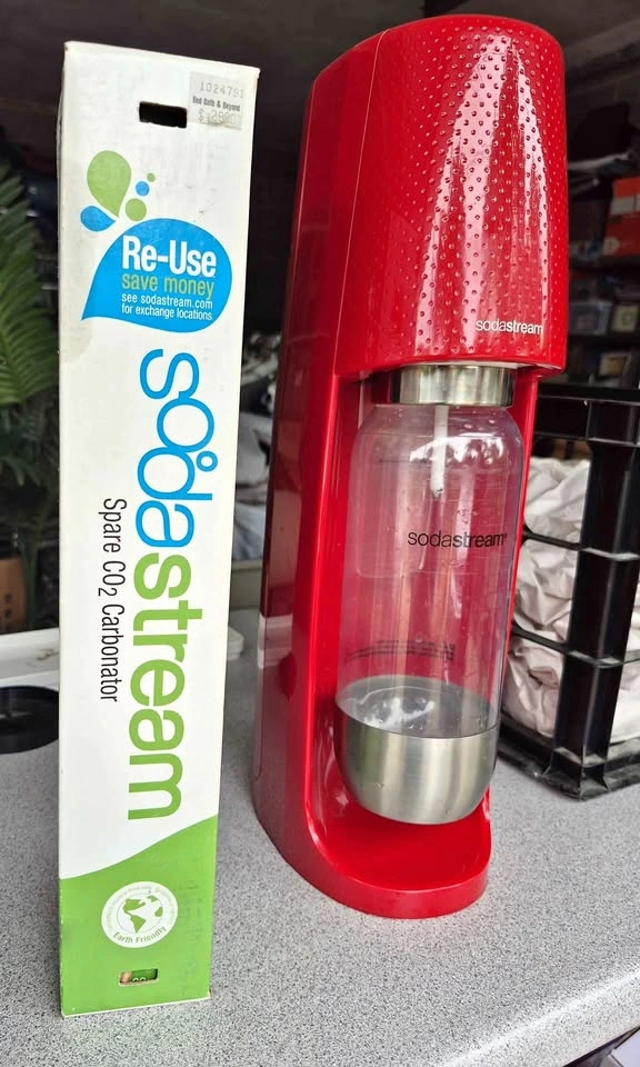 Red Sodastream maker with a new spare CO2 Carbonator