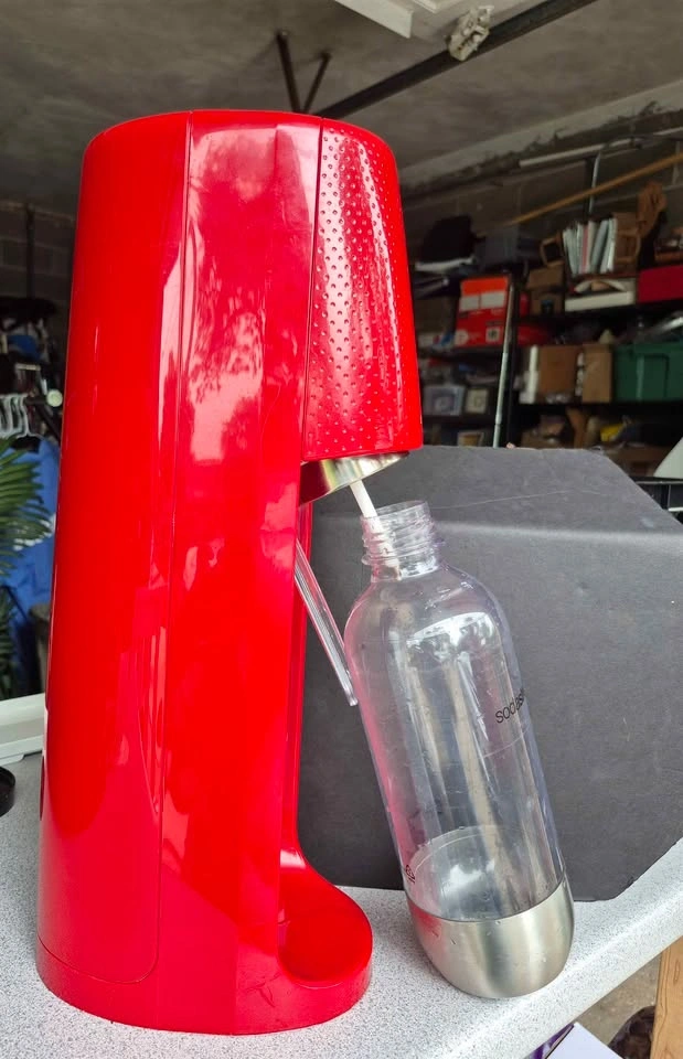 Red Sodastream maker with a new spare CO2 Carbonator - photo 2