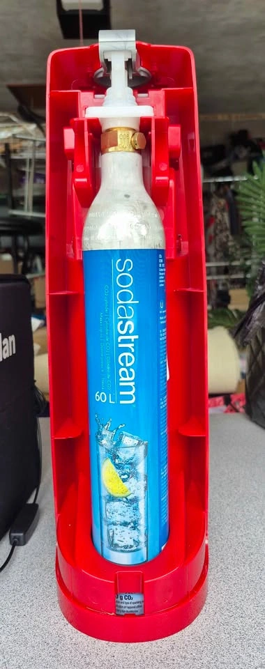 Red Sodastream maker with a new spare CO2 Carbonator - photo 3
