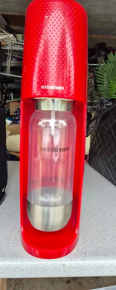 Red Sodastream maker with a new spare CO2 Carbonator - photo 4