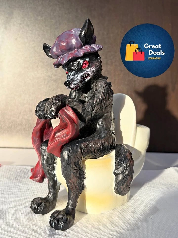 Wolf sitting decor