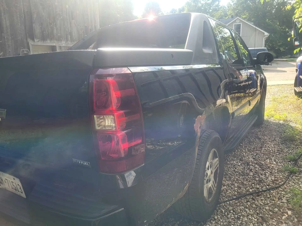 2008 Black Chevrolet Avalanche pickup Truck - photo 3