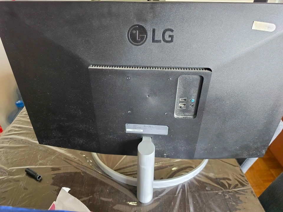 LG 31.5" Full HD IPS Monitor with AMD FreeSync - photo 2