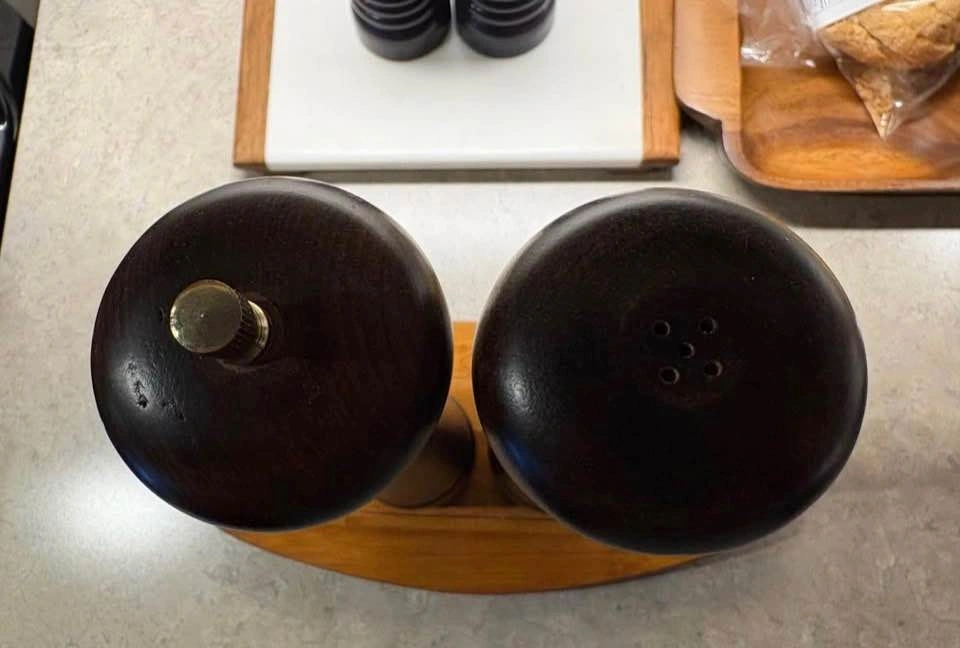 Elegant Vintage MCM 1960’s Bamboo Tray - Salt & Pepper Mill Set - photo 5