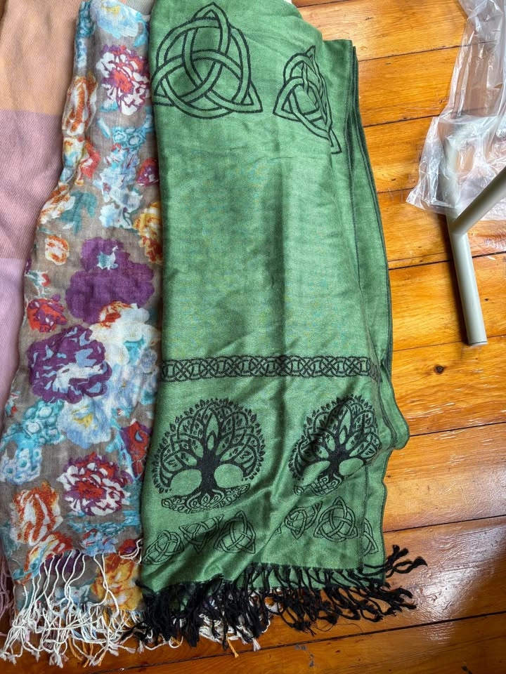 Lot of 4 Assorted Scarves - photo 2
