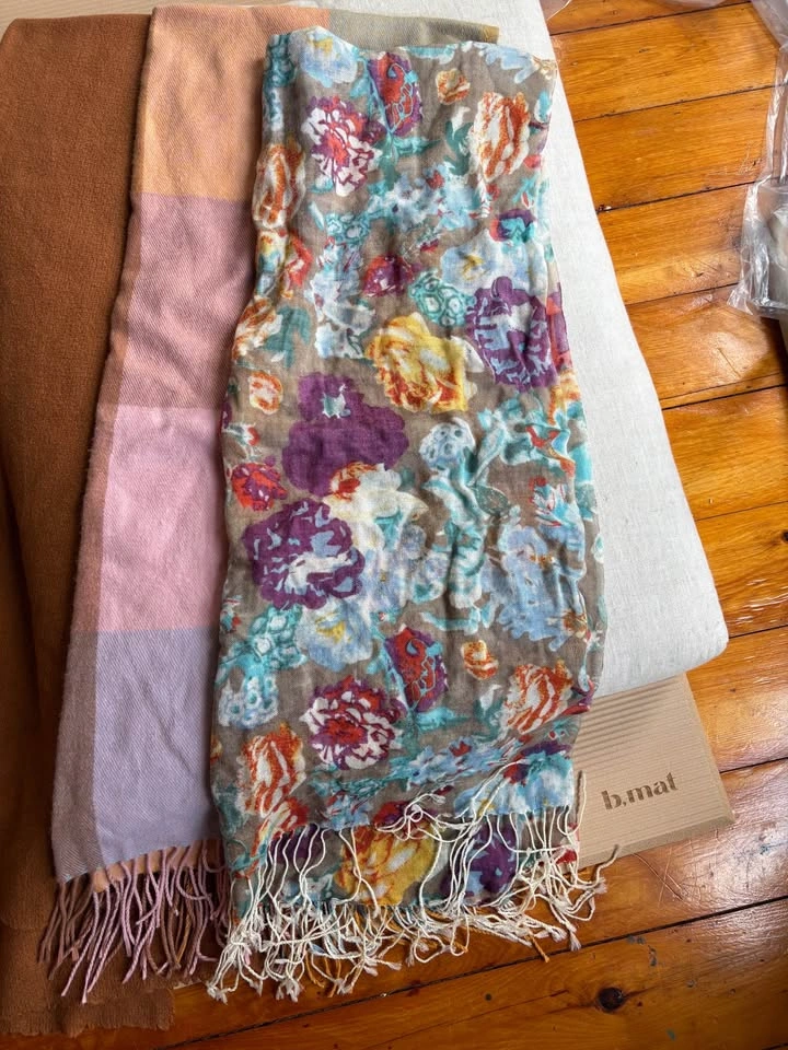 Lot of 4 Assorted Scarves - photo 3