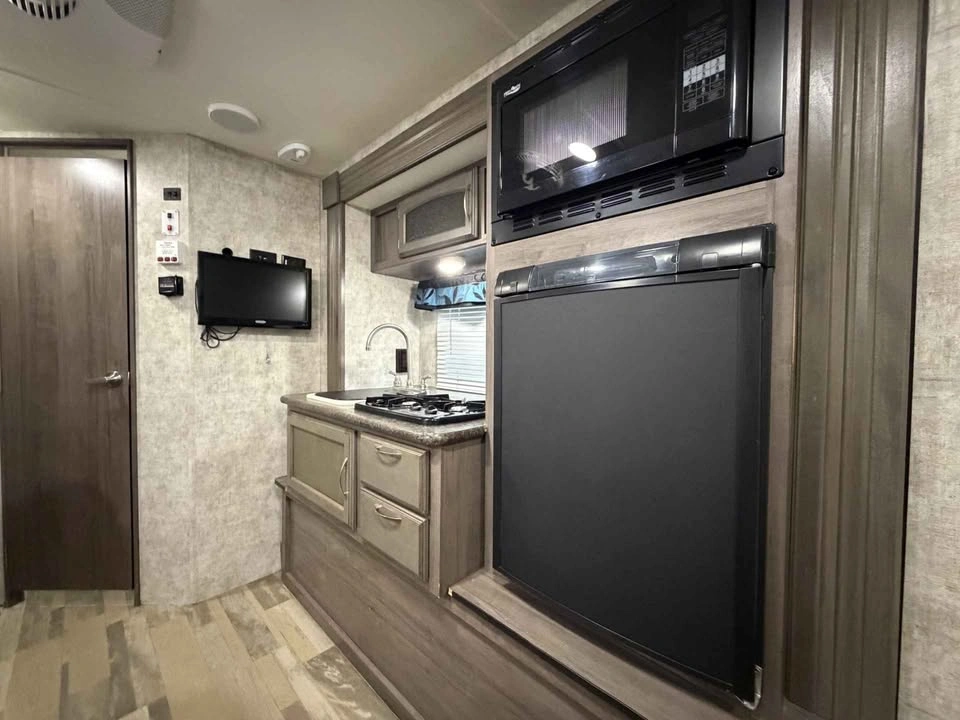 2017 Winnebago Winnie Drop 170S - Towable with SUV - photo 3