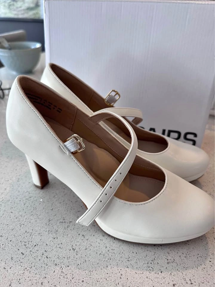 Dream Pair Women’s size 8 shoe