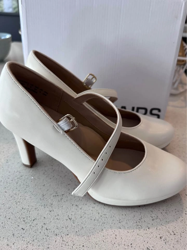 Dream Pair Women’s size 8 shoe - photo 5