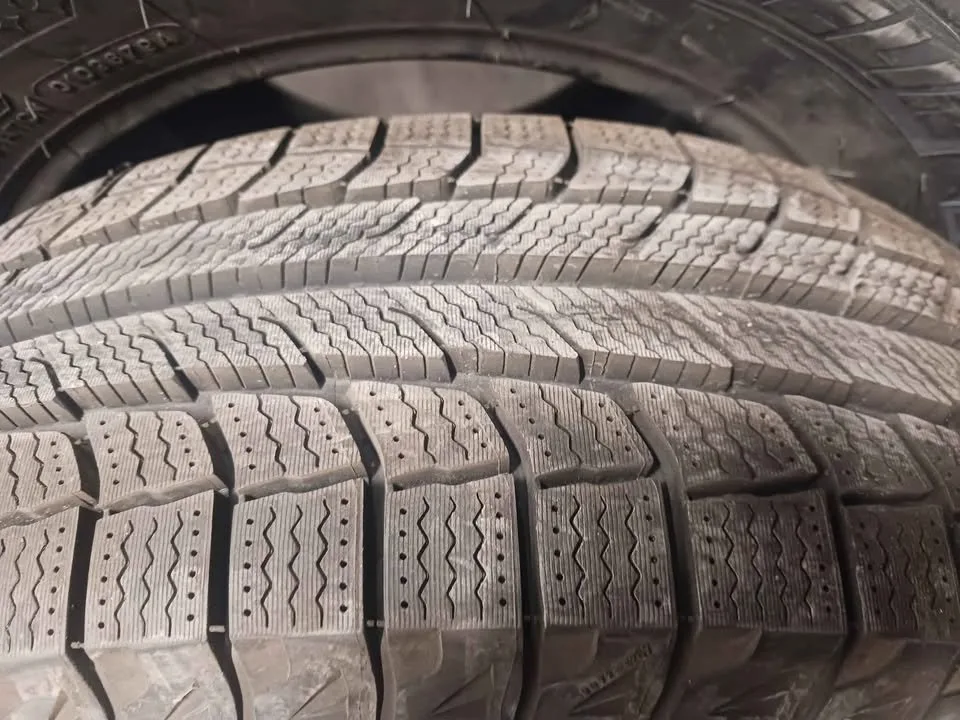 215 70 r16 NEW MICHELIN Latitude X-Ice Winter Tires image indicator(3)