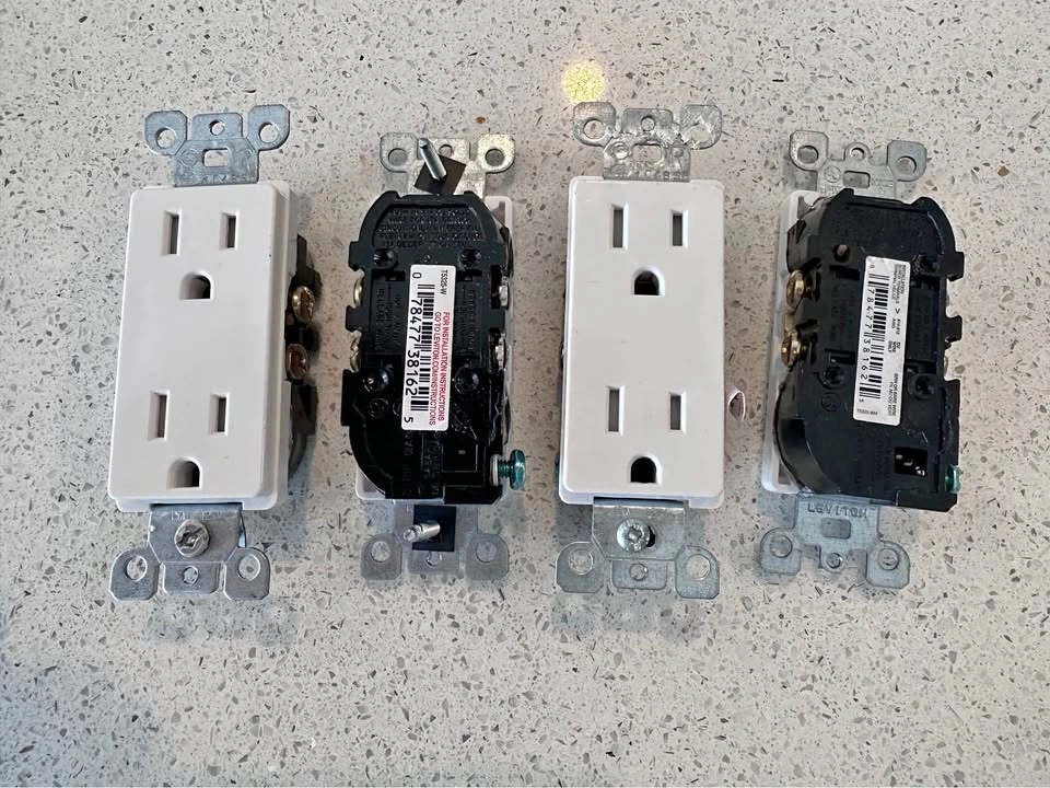 Electrical plugs (4)