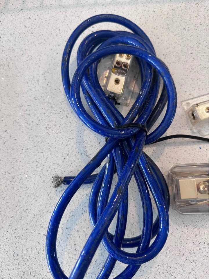 Scoche power and ground cable, splitters and fuse block - photo 2