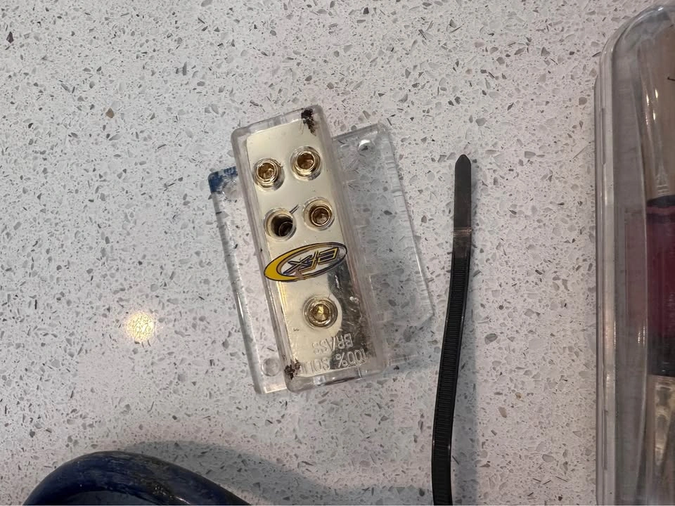 Scoche power and ground cable, splitters and fuse block - photo 3