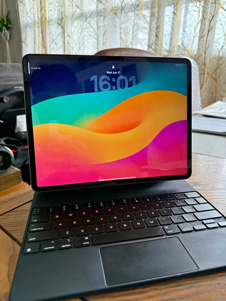 Apple iPad Air 13-inch with Magic Keyboard