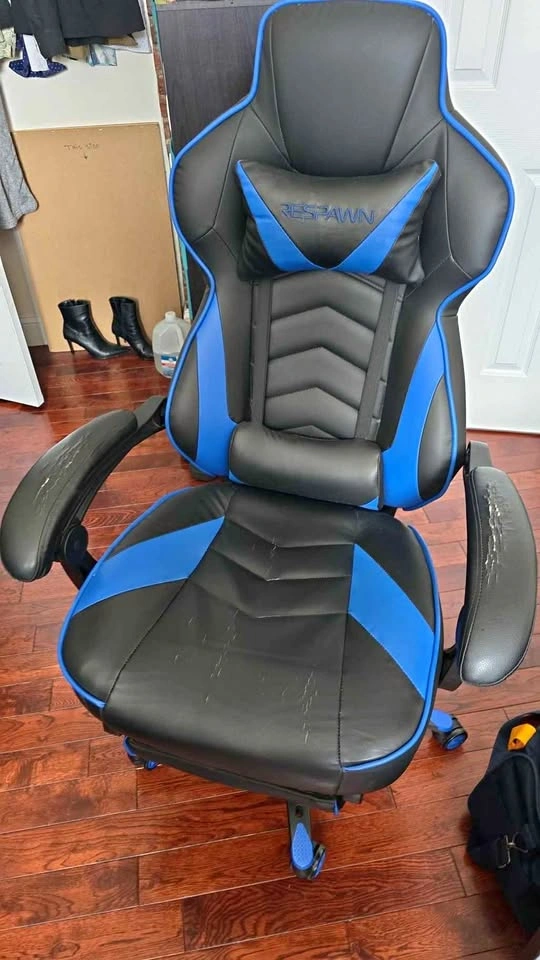 RESPAWN 110 Gaming Chair with Footrest