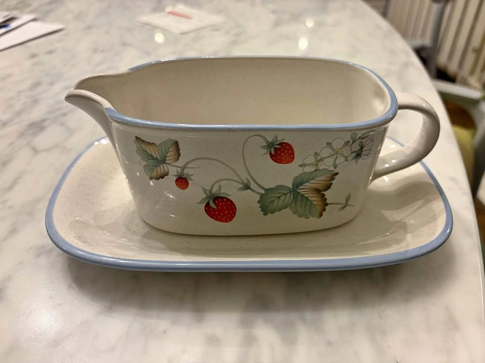 Vintage Savoir Vivre Luscious Gravy Boat and Underplate