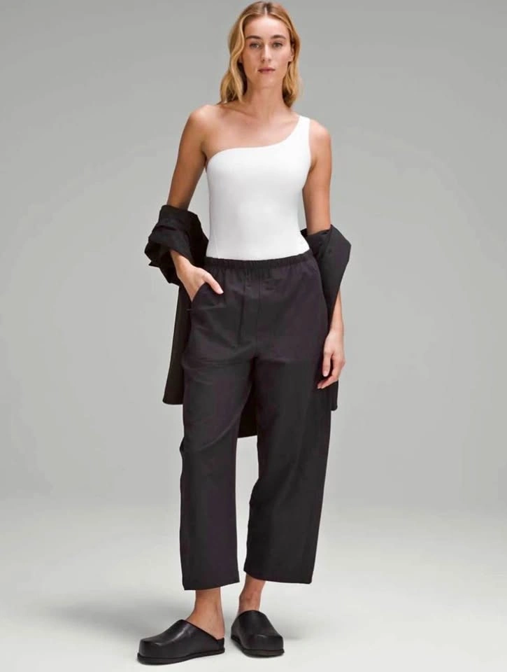 Lululemon Lightweight Mid-Rise Barrel-Leg Cropped Pant