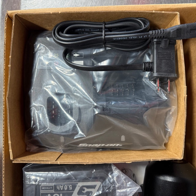 Snap-on 1/2 Impact Gun Kit 18V CT9080 with 2 Batteries 1 Charger - photo 4