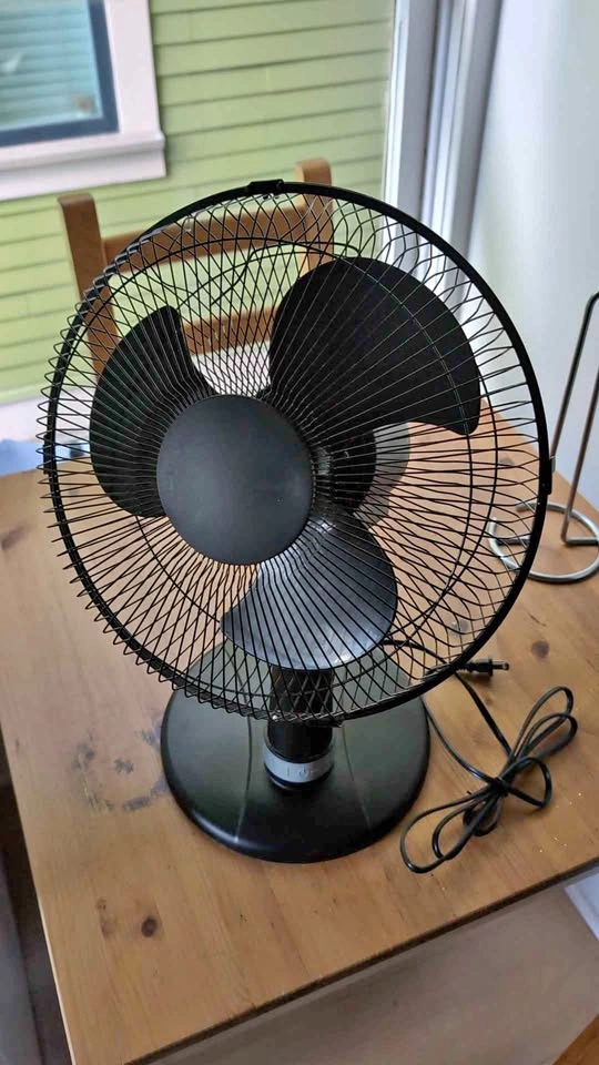 Black Oscillating Desk Fan – Like New