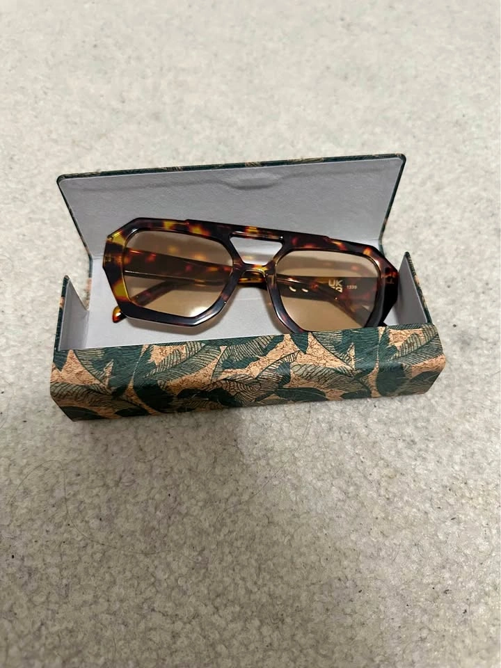 Woman Sunglasses with Flower Shade case
