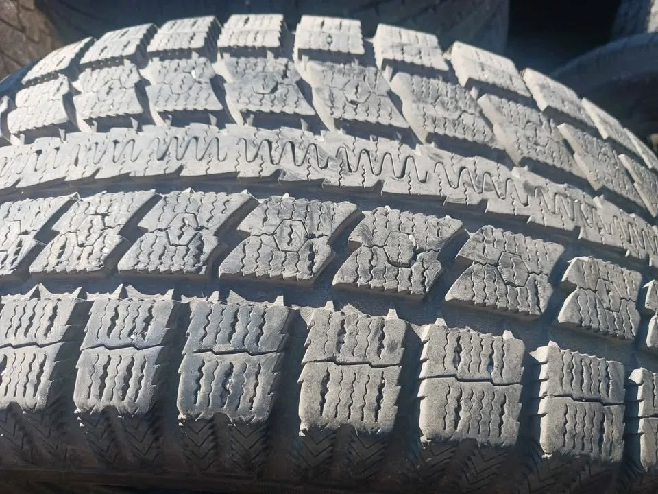 265 70 r16 THREE TOYO OBSERVE GSI-5 WINTER TIRES image indicator(3)