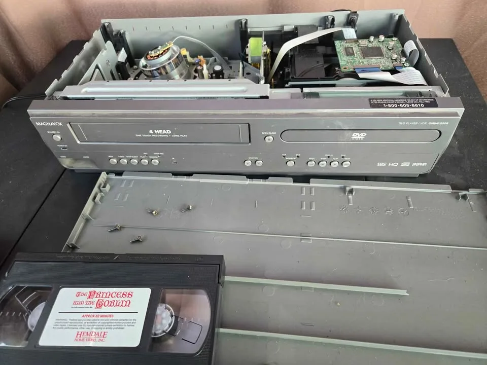 Magnavox DVD/VCR Combo parts/ or repair image indicator(2)