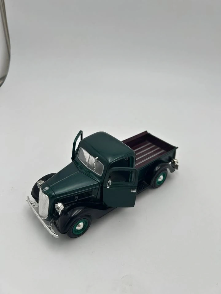 1937 Ford Pickup 1:24 Diecast Motor Max #68061