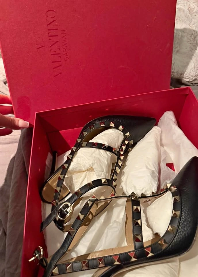 AUTHENTIC - Valentino Garavani Rockstud Pumps