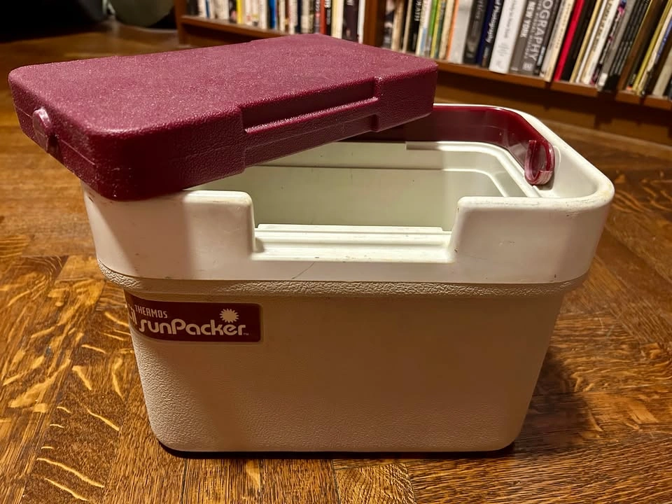 Vintage 1980s Cooler Pair: Igloo + Lil' Sunpacker 7710 - photo 2