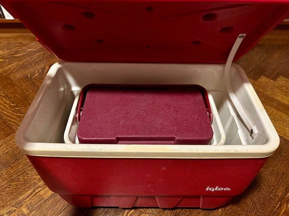 Vintage 1980s Cooler Pair: Igloo + Lil' Sunpacker 7710 - photo 4