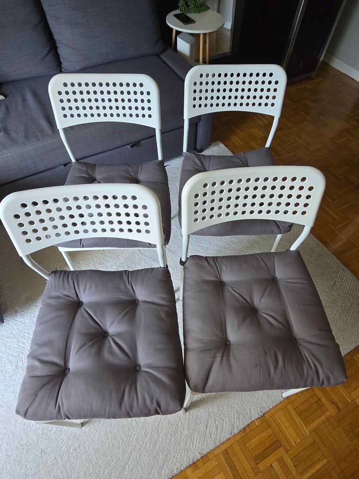 🪑 4 IKEA Chairs with Cushions – Like New! 🪑 - photo 2