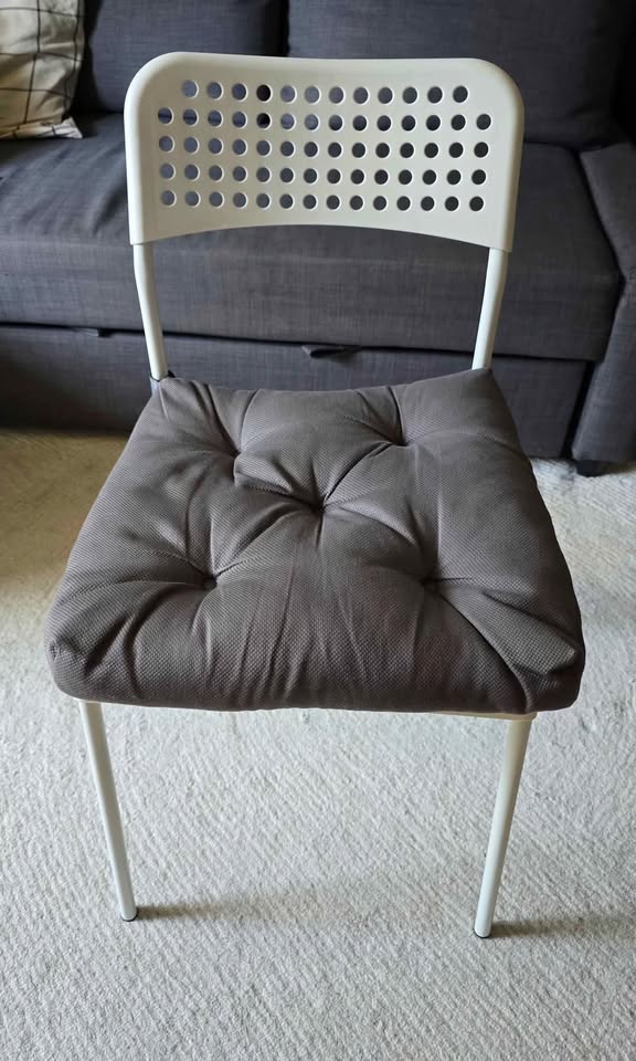 🪑 4 IKEA Chairs with Cushions – Like New! 🪑 - photo 4