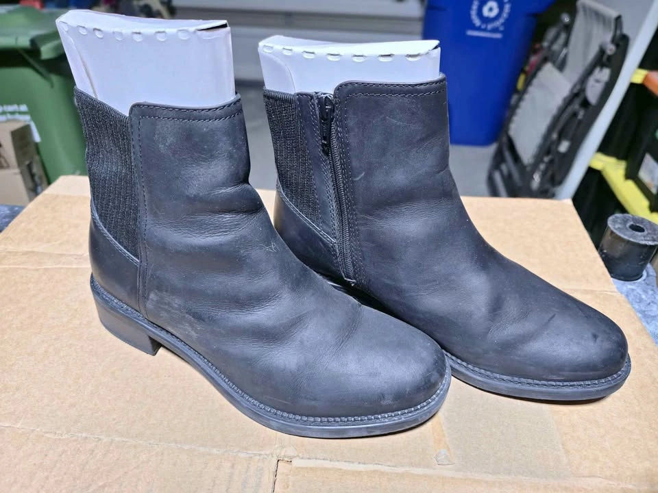 Clarks women's black winter boots size 8