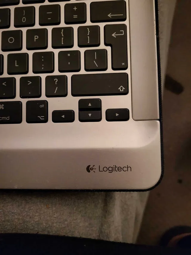 Logitech backlit keyboard case with Smart Connector image indicator(2)