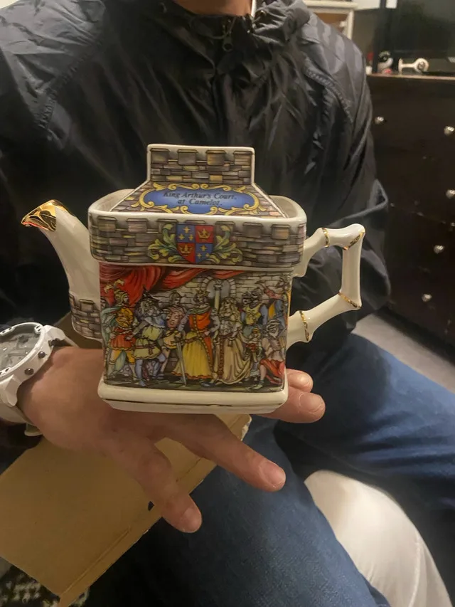 Sadler collectible teapot & china saucers🥕