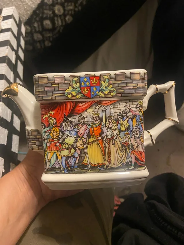 Sadler collectible teapot & china saucers🥕 image indicator(3)