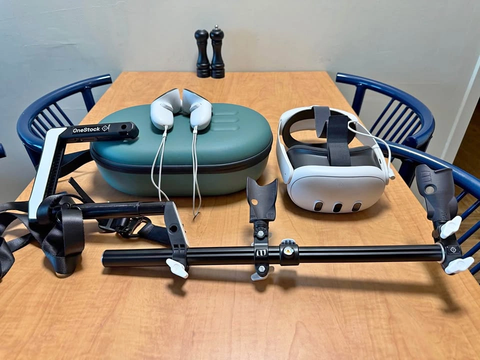 Quest 3 512GB with Elite Strap, Battery, Gunstock, Case