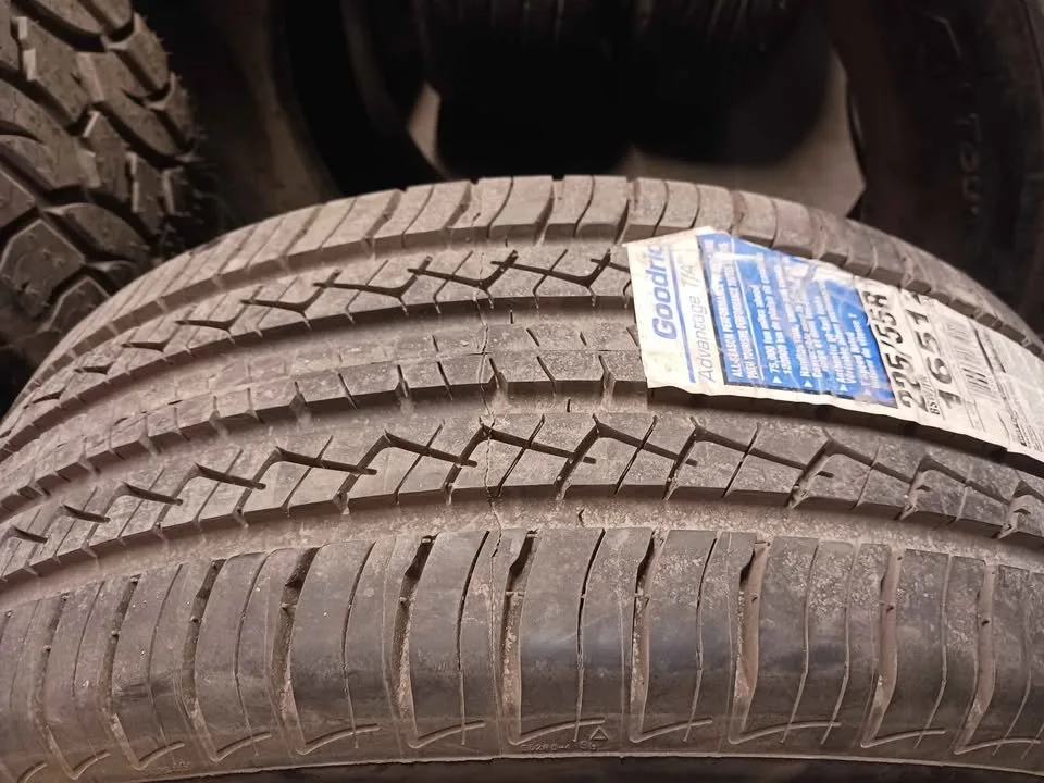 225 55 r17 ONE NEW BF GOODRICH ADVANTAGE TA TIRE image indicator(2)