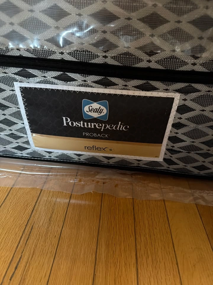 Sealy Queen Mattress - photo 2