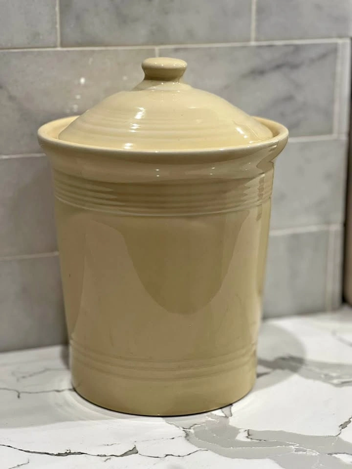 Vintage/Retired Fiestaware Ivory 2-Quart Medium Canister