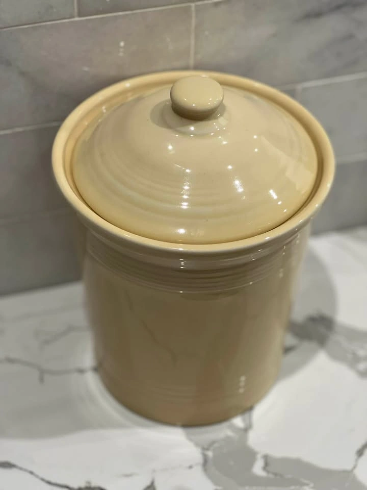 Vintage/Retired Fiestaware Ivory 2-Quart Medium Canister - photo 2