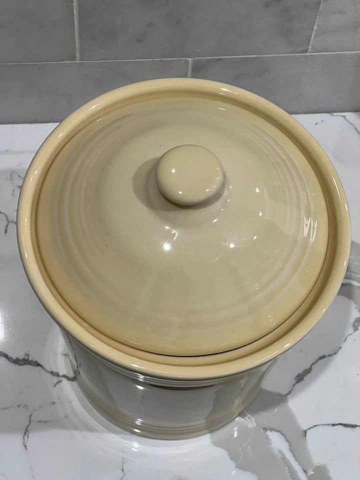 Vintage/Retired Fiestaware Ivory 2-Quart Medium Canister - photo 3
