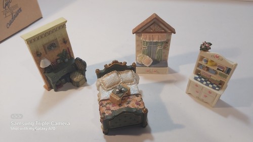 AVON GIFT COLLECTION CADE (Victorian Memories Miniature Furnitur